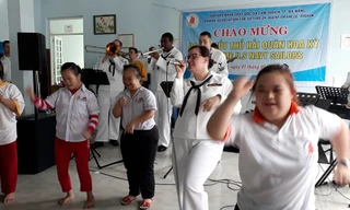 Video Ban nhạc Hạm đội 7 'cháy' hết mình với các nạn nhân Dioxin