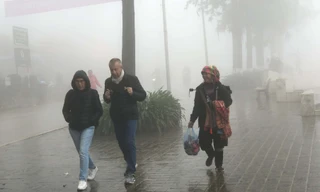 Không khí lạnh tràn về, khách du lịch co ro trong cái lạnh dưới 10 độ C ở Sa Pa