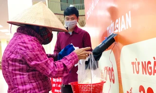 Đội mưa gió, người nghèo đến nhận gạo miễn phí tại 'Máy ATM' quận Bắc Từ Liêm