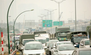 Hàng đoàn ô tô nối đuôi nhau lên cầu Thăng Long trong ngày thông cầu