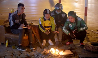 Lái xe công nghệ Hà Nội xoay xở mưu sinh trong thuế phí và giá lạnh 