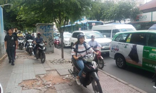 Vỉa hè TPHCM hư hỏng nặng, sao xe máy cứ leo lề?