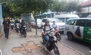 Vỉa hè TPHCM hư hỏng nặng, sao xe máy cứ leo lề?
