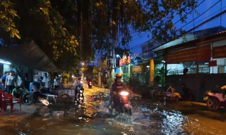Dự án 10.000 tỉ hết tiền, người Sài Gòn khốn khổ với ngập lụt dù triều cường không cao
