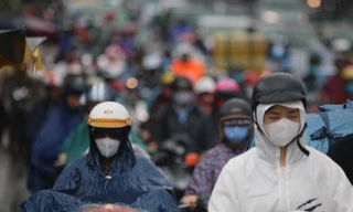 Cửa ngõ Sài Gòn kẹt cứng trong cơn mưa sáng đầu tuần