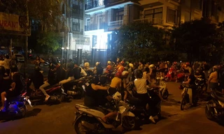 Nhiều người dân theo dõi công an điều tra hiện trường tối 27/11.