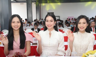 Hoa hậu Đỗ Thị Hà, Á hậu Phương Anh xinh tươi cổ động Chủ nhật Đỏ 