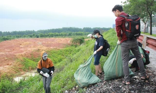 Bạn trẻ tham gia dọn sạch rác thải ở 'dốc tình'