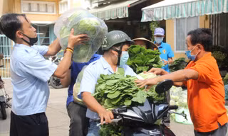 Người dân TPHCM hào hứng 'giải cứu' nông sản Hải Dương