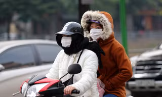Rét đầu đông, dân Hà Nội kín mít đi làm, Hồ Tây vắng bóng người qua lại