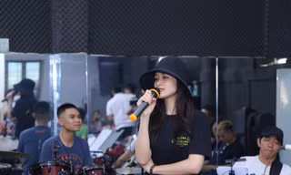 Thái Vũ, Phùng Khánh Linh luyện tập các tiết mục trước lễ trao giải Âm nhạc Cống hiến 