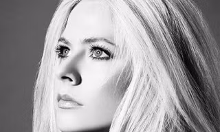 Các fan USUK chú ý, "thần tượng một thời" Avril Lavigne đã chính thức trở lại sau 5 năm chờ đợi!