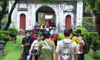 Sĩ tử Hà Nội đo thân nhiệt, sát khuẩn vào Văn Miếu Quốc Tử Giám cầu may