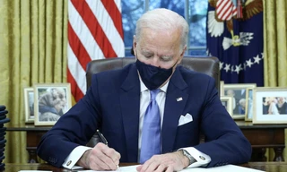 Ông Biden trong Phòng Bầu dục. Ảnh: Reuters