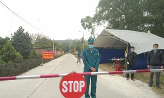 Lực lượng chức năng chốt chặn tại cửa ngõ các xã phong tỏa ở Đông Triều