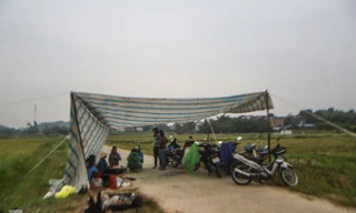 Người dân quanh bãi rác Nam Sơn mong sớm được đền bù để di dời