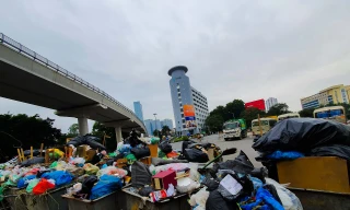 Dân chặn xe vào Nam Sơn, rác lại 'bao vây' đường phố Hà Nội