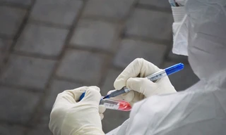 Khi đi xét nghiệm để trở lại trường, lực lượng y tế nghi ngờ nữ sinh T.T.M ở TP Hải Dương dương tính SARS-CoV-2.