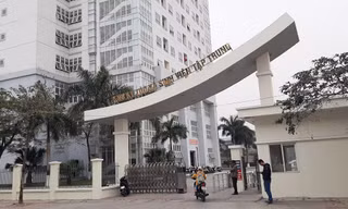 Nữ sinh ở Hải Phòng bị đuổi khỏi ký túc vì nghe điện thoại ở hành lang