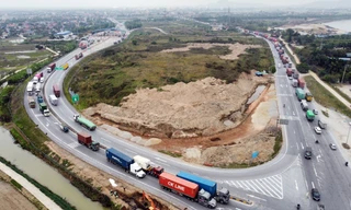 Giao thông tê liệt tại nút ra cao tốc Hà Nội - Hải Phòng.