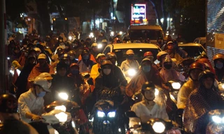 Giao thông tại nhiều tuyến phố Hà Nội tê liệt sau cơn mưa lớn 