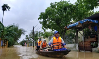 Ngập sâu cả mét, nhiều người Đà Nẵng lội nước, chèo thuyền cả km để đi chợ