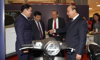 Thủ tướng Nguyễn Xuân Phúc tham quan gian trưng bày xe máy điện Vinfast. Ảnh: Như Ý