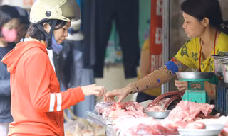 Gần Tết, bà nội trợ càng rầu vì giá heo tăng