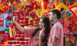 Nam thanh nữ tú nhộn nhịp chụp ảnh Trung thu trên phố Hàng Mã