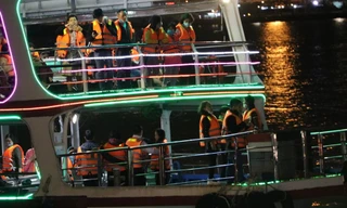 VIDEO: Du khách Đà Nẵng thích thú check-in sông Hàn về đêm trên du thuyền 