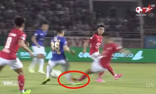 Hùng Dũng bị phạm lỗi kinh hoàng khiến thầy Park lao xuống sân, ai xem clip cũng rùng mình