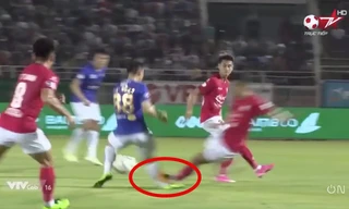 Hùng Dũng bị phạm lỗi kinh hoàng khiến thầy Park lao xuống sân, ai xem clip cũng rùng mình