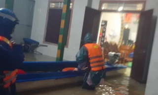 Dân Hà Tĩnh 'chạy lũ' trong đêm