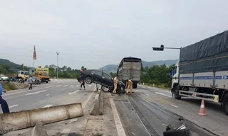 Xe Camry nát đầu, long bánh vì tránh... đàn bò