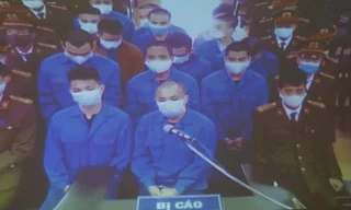 Sáng 24/12 diễn ra phiên xử Tiến "trắng" và 13 đồng phạm đánh người gây thương tích - Ảnh: Hoàng Long