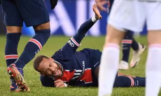 Thông tin bất ngờ về chấn thương khiến Neymar 'khóc nhè'