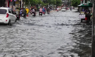 Nhiều tuyến đường Sài Gòn biến thành sông sau cơn mưa cuối tuần