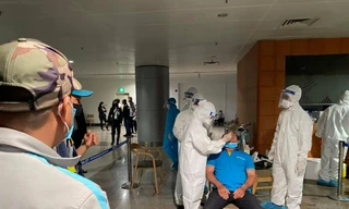 Lấy mẫu xét nghiệm cho nhân viên sân bay Tân Sơn Nhất tối 6/2.