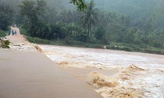Mưa lớn, một số tuyến đường liên xã của huyên Hoài Ân bị ngập hoàn toàn. Ảnh: H.K