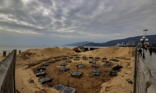 Dự án khu dịch vụ SEASAND COFFE "mọc" trên bãi biển Quy Nhơn. Ảnh: Trương Định