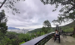 Một số tiểu cảnh trong Khu du lịch Suối Tiên. Ảnh: Trương Định