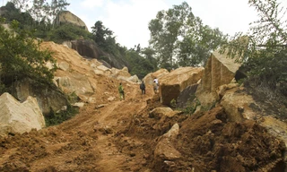 Đoàn cán bộ của UBND phường Trần Quang Diệu đi kiểm tra thực tế tại điểm khai thác đá trái phép trên núi Hòn Chà. Ảnh: Trương Định