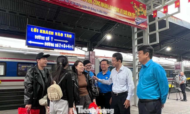 Chuyến tàu xuân đưa gần 3.000 lao động TPHCM về quê đón Tết