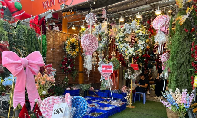 Đồ Noel giá 'sập sàn', nhân viên đội nắng ra đường đón khách vẫn không thấy