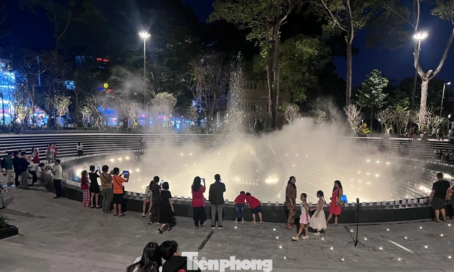 Đêm rộn ràng ở Công viên tưởng niệm nạn nhân COVID-19: Nơi ký ức thắp sáng niềm vui sống