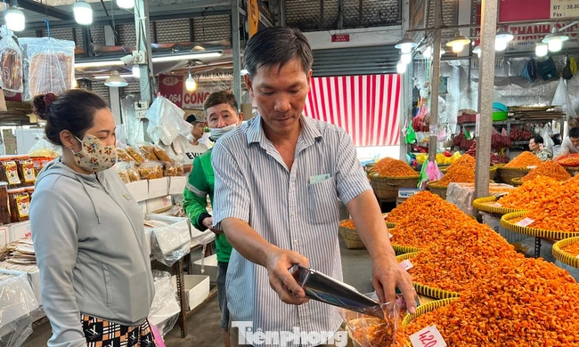 Hàng Tết 'đổ bộ' chợ đầu mối ở TPHCM