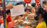 Xếp hàng cả tiếng để mua bánh trung thu, hơn 20 nhân viên phục vụ không ngơi tay