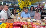 Lãnh đạo TPHCM bất ngờ kiểm tra hàng Tết tại siêu thị