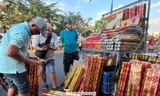 Tấp nập chợ pháo hoa giấy lớn nhất TPHCM trước giao thừa
