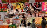 Người dân nườm nượp mua sắm, siêu thị TPHCM ‘nóng’ trước cao điểm Tết